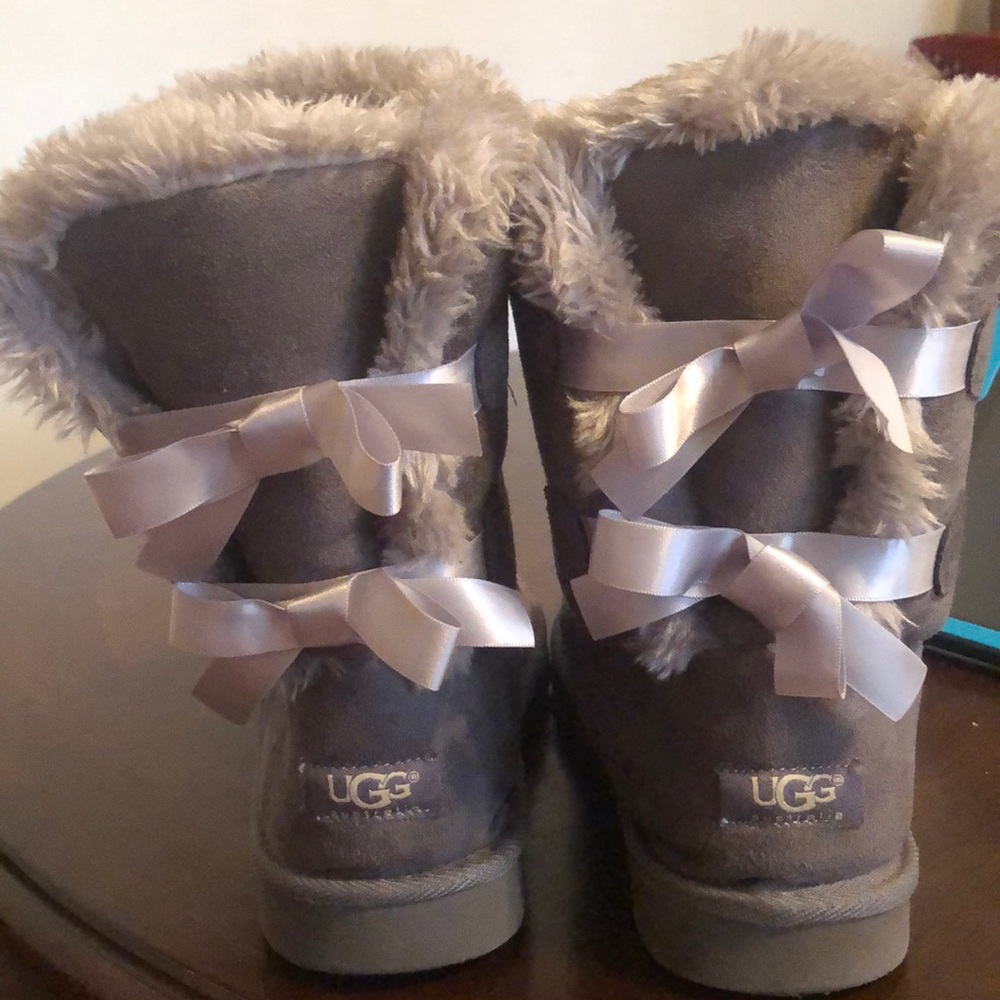 Grey short bow uggs!